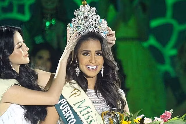 Khoảnh khắc Miss Earth 2018 Nguyễn Phương Khánh trao vương miện lại cho người kế nhiệm Nellys Pimentel, đại diện 22 tuổi đến từ Puerto Rico hôm 26-10 vừa qua.