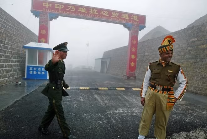 Lính Trung Quốc-Ấn Độ tại biên giới chung năm 2008. (Ảnh: Reuters)