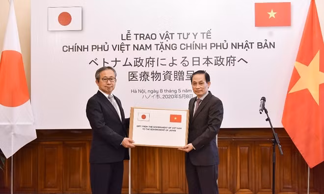 Thông qua Đại sứ Nhật Bản tại Việt Nam, Thứ trưởng Ngoại giao Lê Hoài Trung trao tượng trưng 140.000 khẩu trang y tế, là đợt hỗ trợ vật tư y tế mới của Chính phủ Việt Nam tặng Chính phủ và nhân dân Nhật Bản.