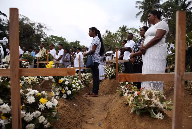 Lễ tang tập thể hôm 25-4 cho các nạn nhân thiệt mạng trong vụ đánh bom tại Sri Lanka. (Ảnh: Reuters)