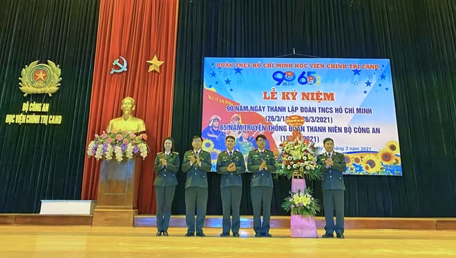 Trung tướng Trần Vi Dân đã gửi lẵng hoa tươi thắm chúc mừng Ban Thường vụ và tuổi trẻ Học viện.