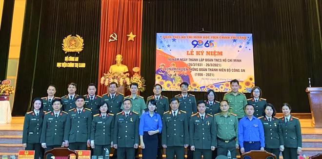 Các đại biểu chụp ảnh lưu niệm.