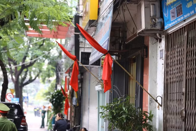 Nhiều nhà dân treo cờ rủ bên đường.