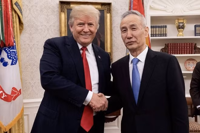 Tổng thống Mỹ Donald Trump và Phó Thủ tướng Trung Quốc Lưu Hạc trong một cuộc gặp năm 2018. Ảnh: Strait Times