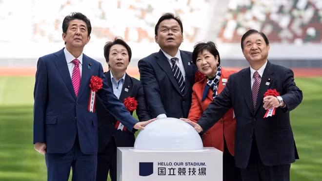 Thủ tướng Shinzo Abe (ngoài cùng bên trái) cùng các quan chức địa phương tại lễ khai trương sân vận động Olympics 2020. (Ảnh: Reuters)