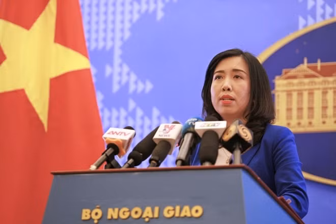 Người phát ngôn Bộ Ngoại giao Lê Thị Thu Hằng trong buổi họp báo ngày 25-10.