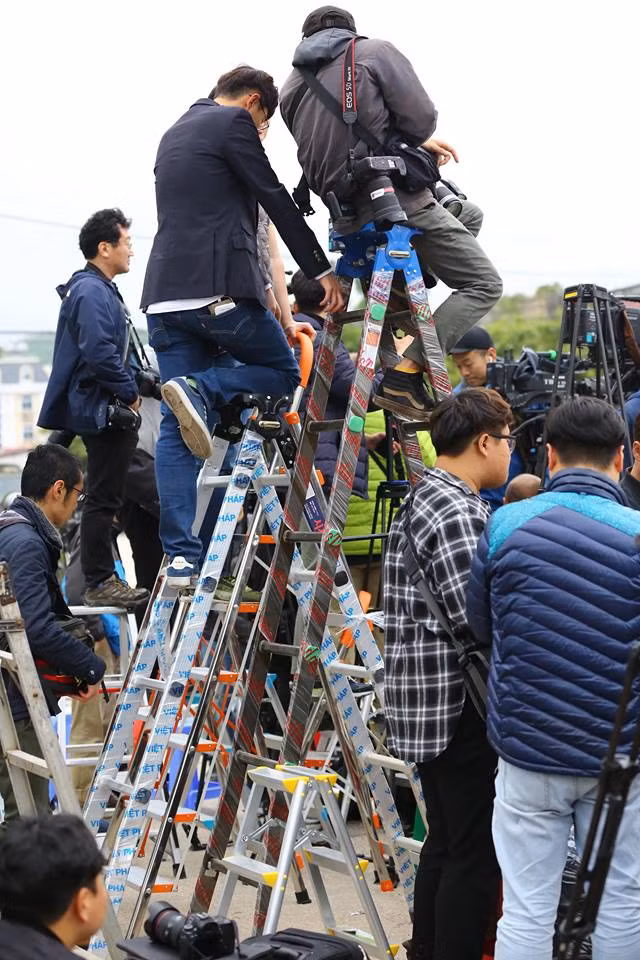 Các phương tiện đều được phóng viên tận dụng tối đa để sẵn sàng cho việc tác nghiệp.
