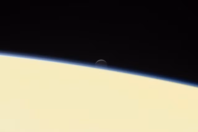 Enceladus nhìn từ Cassini trong ảnh chụp ngày 13-9-2017. Ảnh: NASA Enceladus nhìn từ Cassini trong ảnh chụp ngày 13-9-2017. Ảnh: NASA