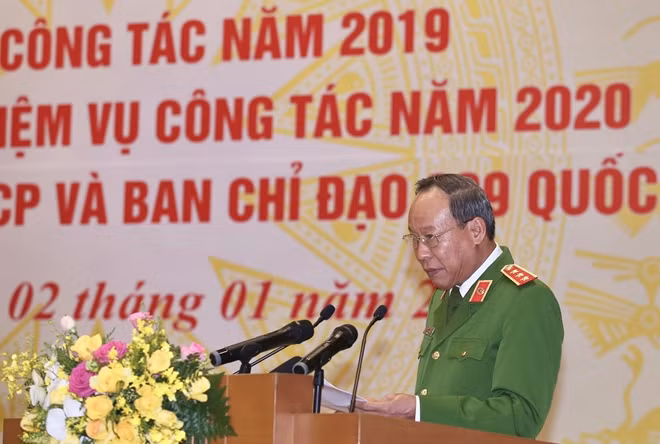 Thứ trưởng Lê Quý Vương báo cáo tóm tắt kết quả công tác phòng chống tội phạm.