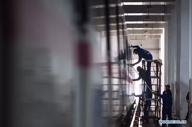 Ngày 23/3, lực lượng chức năng được huy động tối đa để tiến hành phun thuốc khử trùng tại các khu vực nhà ga tàu điện ngầm, bến xe bus...