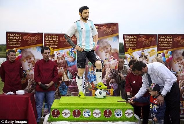 Món quà sinh nhật tuyệt vời mà những người công nhân tại Moscow đã dành tặng đến Messi.