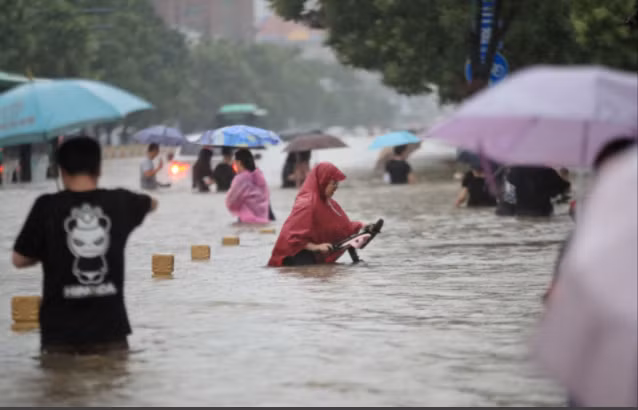 Mưa lũ nghiêm trọng nhiều ngày qua khiến đường phố tại Trịnh Châu ngập trong biển nước. (Ảnh: Reuters) Mưa lũ nghiêm trọng nhiều ngày qua khiến đường phố tại Trịnh Châu ngập trong biển nước. (Ảnh: Reuters)