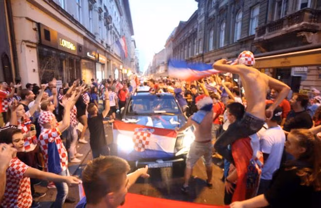 Sắc màu ca rô ngập tràn trên đường phố tại thủ đô Zagreb. Người dân Croatia vô cùng tự hào với những gì đội bóng của họ đã làm được điều mà các ông lớn của bóng đá thế giới như Brazil, Bồ Đào Nha, Tây Ban Nha, Đức, Argentia không làm được tại World Cup năm nay.