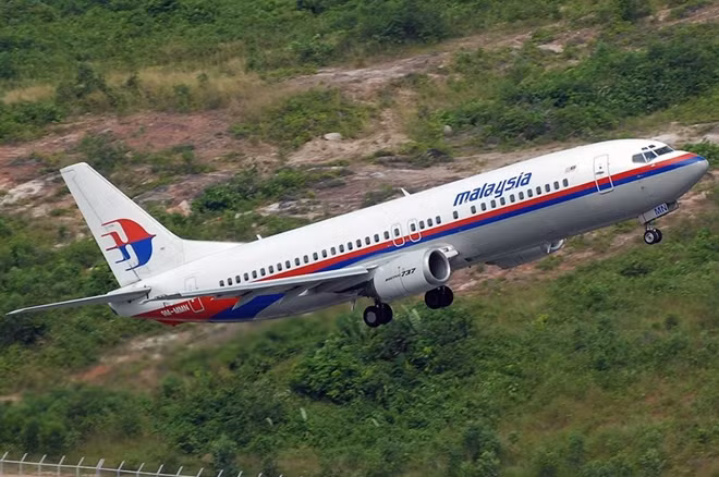 Hình ảnh máy bay Boeing 737-400, loại máy bay này đã được hãng hàng không quốc gia Malaysia ngưng phục vụ từ tháng 6-2014 để thay thế bằng phiên bản mới hơn.