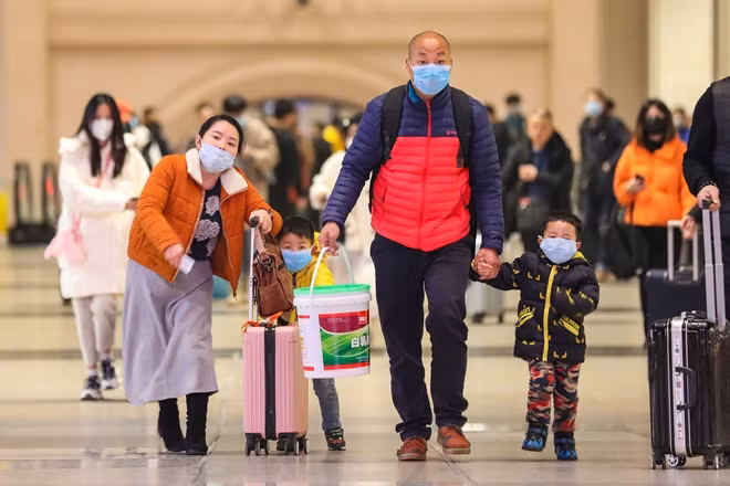 Nhu cầu đi lại vào dịp nghỉ lễ tết Nguyên đán là vô cùng lớn, kéo theo nỗi lo lây lan dịch viêm phổi lạ, đặc biệt là giữa các quốc gia. (Ảnh: Getty)