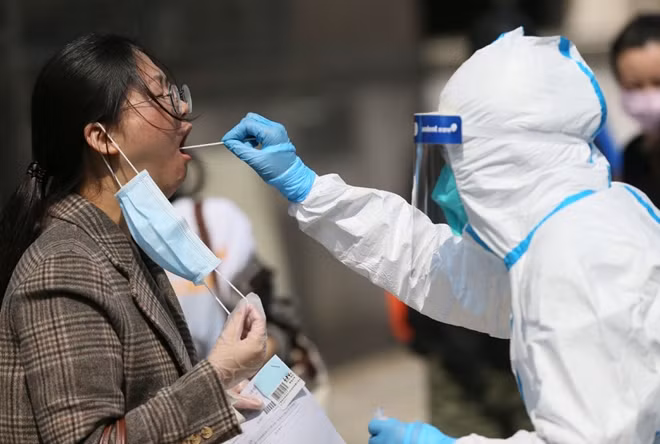 Nhân viên y tế kiểm tra sức khoẻ cho các nhân viên vừa quay lại làm việc vào hôm 9/4. (Ảnh: Chinadaily)