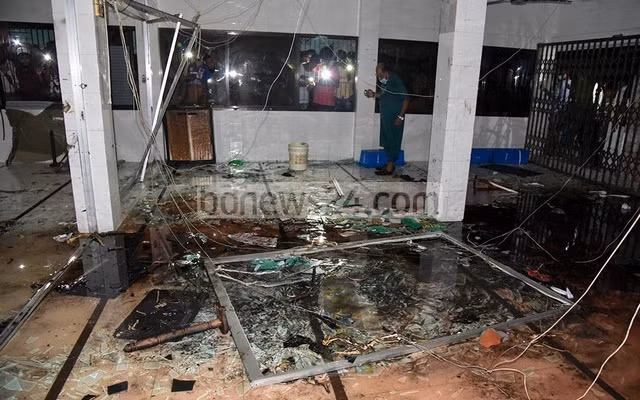 Những mảnh kính vỡ vụn sau vụ nổ lớn. (Ảnh: Bdnews24) Những mảnh kính vỡ vụn sau vụ nổ lớn. (Ảnh: Bdnews24)