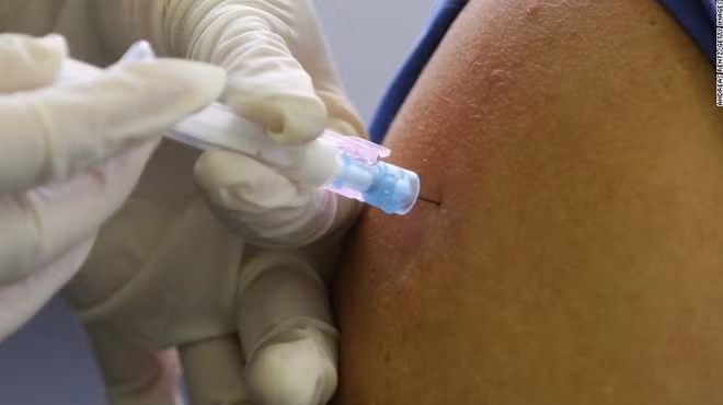 Ảnh minh họa: Bác sĩ tiêm vaccine ngừa bệnh cúm cho bệnh nhân.