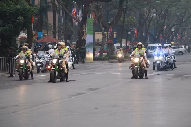 Ngoài mẫu xe Yamaha FJR1300P, lực lượng CSGT Công an thành phố Hà Nội còn được trang bị mẫu Honda NC750X phiên bản Police. Được xây dựng dựa trên nền tảng của mẫu NC750X, chiếc xe môtô đặc chủng này sở hữu đèn chiếu sáng rộng và đèn báo rẽ gắn cao.