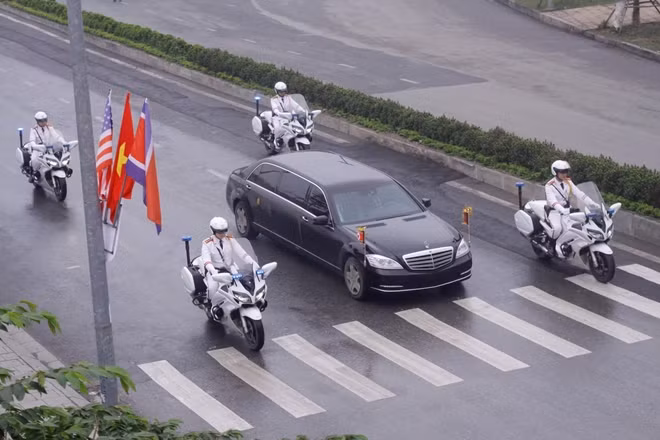 Khi làm nhiệm vụ dẫn đoàn, các xe hộ tống được lực lượng cảnh sát điều khiển với cự ly nhất định, rất đồng đều về khoảng cách.