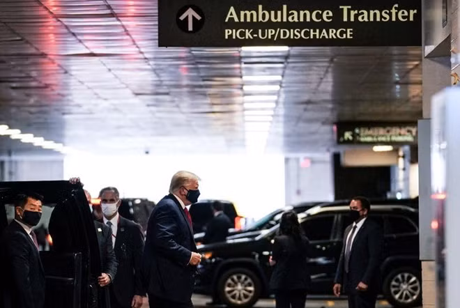 Tổng thống Trump tới bệnh viện tại New York thăm em trai. (Ảnh: Reuters)