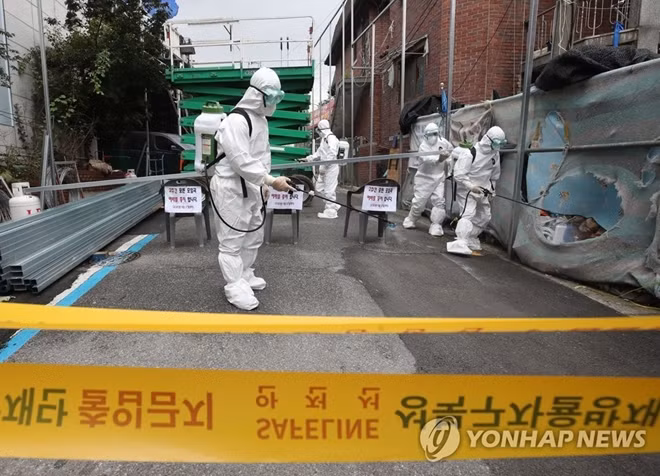 Nhân viên vệ sinh tiến hành khử trùng một nhà thờ ở phường Seongbuk, Seoul hôm 14/8. (Ảnh: Yonhap)