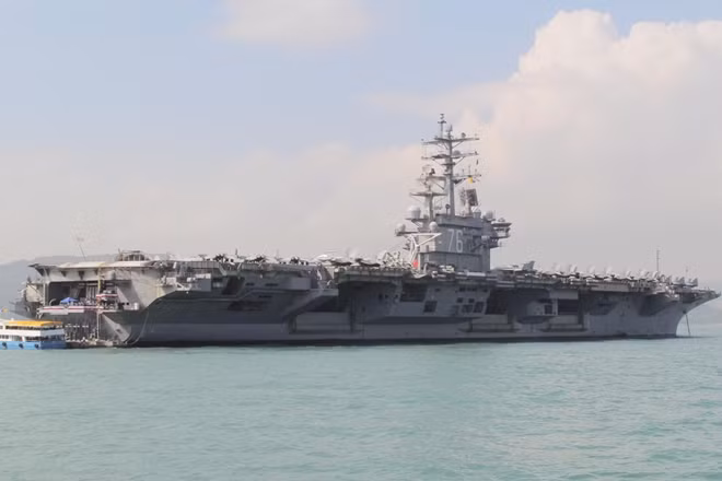 Tàu sân bay USS Ronald Reagan của Hải quân Mỹ trong chuyến thăm Hong Kong (Trung Quốc) ngày 21/11/2018. (Ảnh: Reuters)