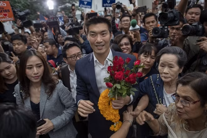 Những người ủng hộ vây kín tỷ phú Thanathorn khi ông xuất hiện tại Tòa án Hiến pháp Thái Lan hôm 20-11 (Ảnh: AP)