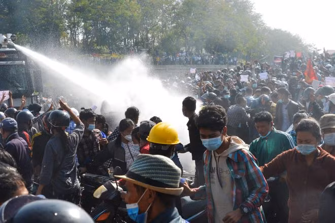 Cảnh sát phun vòi rồng giải tán người biểu tình ở Myanmar vào ngày 8/2. (Ảnh: Getty)