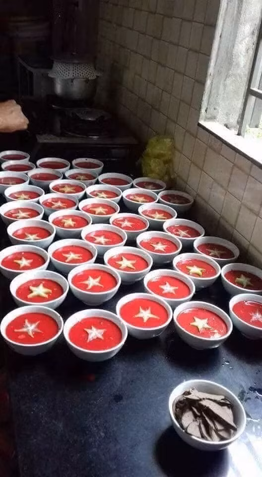Một phong cách cổ vũ bóng đá rất... Việt Nam.