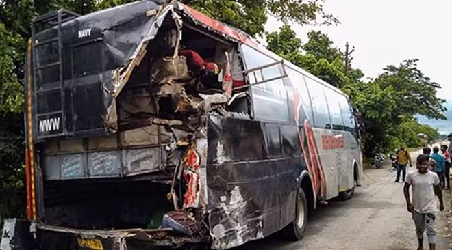 Chiếc xe bus hư hỏng nặng sau vụ tai nạn. (Ảnh: PTI)