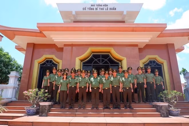 Đoàn Học viện Chính trị CAND chụp ảnh lưu niệm trước Nhà tưởng niệm cố Tổng Bí thư Lê Duẩn.