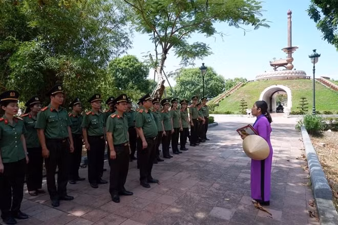 Đoàn thăm Thành cổ Quảng Trị.