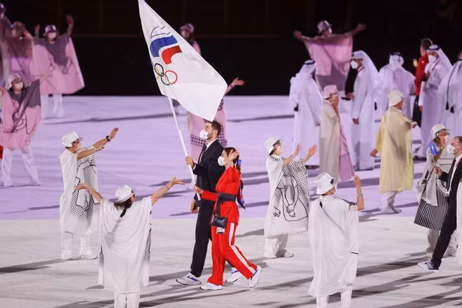 Nga bị cấm tham dự tại kỳ Olympic lần này vì các vấn đề liên quan đến dopping, do vậy 335 VĐV Nga sẽ thi đấu dưới lá cờ đoàn thể thao Ủy ban Olympic Nga (ROC).