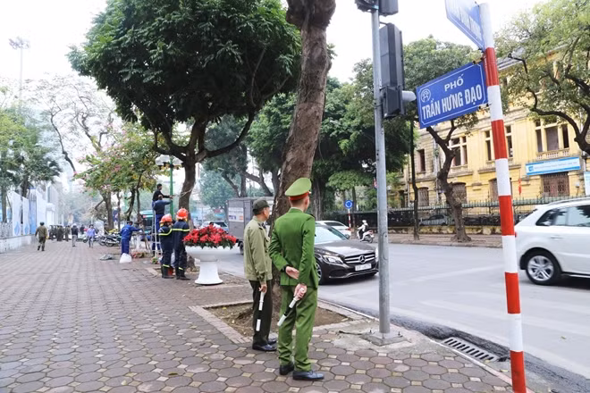 Lực lượng cảnh sát, an ninh, phòng cháy chữa cháy được huy động tối đa xung quanh khu vực đường Trần Hưng Đạo để bảo đảm an ninh, an toàn cho hoạt động tác nghiệp của phóng viên trong nước và quốc tế.