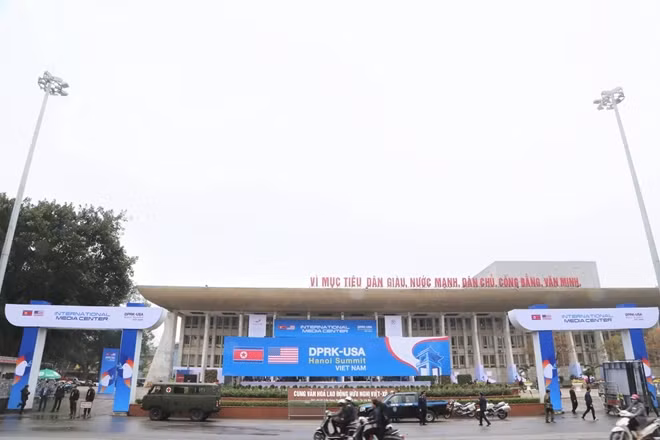 Để chuẩn bị cho hội nghị thượng đỉnh Mỹ - Triều diễn ra ngày 27-28 tháng 2 tại Hà Nội, Bộ Ngoại giao Việt Nam đã chọn Cung Văn hóa Lao động Hữu nghị Việt Xô (Cung Việt Xô) làm Trung tâm Báo chí Quốc tế (IMC). IMC chính thức đi vào hoạt động trong 5 ngày, từ 26-2 đến 1-3.