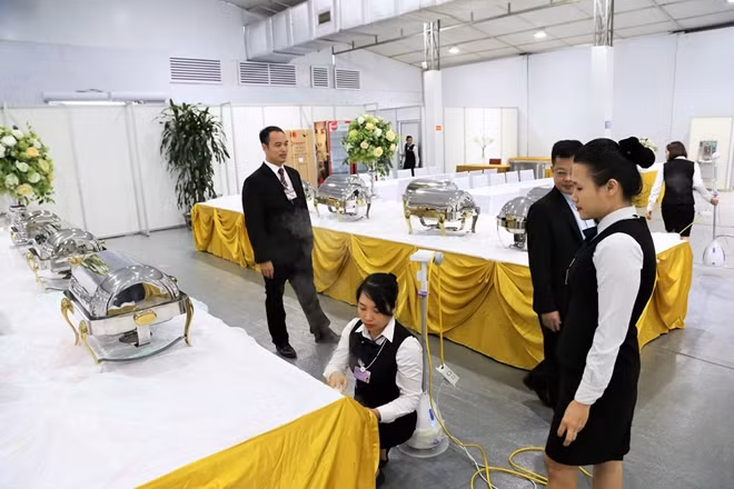 Các nhân viên lễ tân đang tất bật chuẩn bị những khâu cuối cùng để nhằm phục vụ tốt nhất cho các phóng viên trong nước và quốc tế tới tác nghiệp.