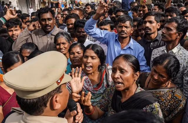 Người biểu tình tập trung phía ngoài đồn cảnh sát New Delhi nhằm lên án vụ việc. (Ảnh: Reuters) Người biểu tình tập trung phía ngoài đồn cảnh sát New Delhi nhằm lên án vụ việc. (Ảnh: Reuters)