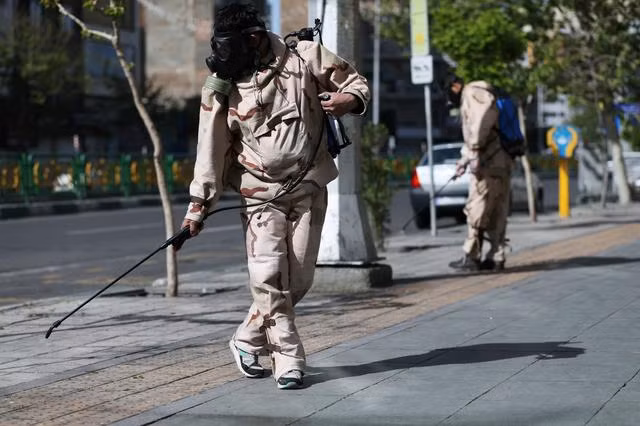 Nhân viên y tế khử trùng một con đường ở thủ đô Tehran, Iran hôm 3/4. (Ảnh: Reuters)