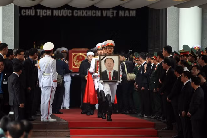 Tổng bí thư Nguyễn Phú Trọng và Chủ tịch Quốc hội Nguyễn Thị Kim Ngân di thi hài Chủ tịch nước ra xe.