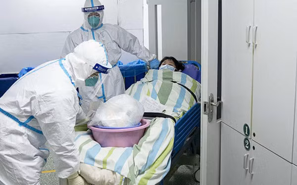 Nhân viên y tế tại các bệnh viện ở Vũ Hán từng có thời gian dài "vật lộn" với COVID-19. (Ảnh: ITN)