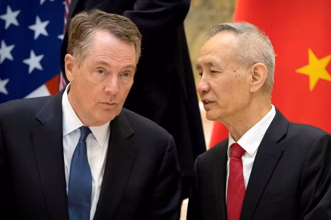 Đại diện thương mại Mỹ Robert Lighthizer (trái) trao đổi cùng Phó Thủ tướng Trung Quốc Lưu Hạc trong một cuộc đàm phán hồi tháng 2. (Ảnh: Reuters)