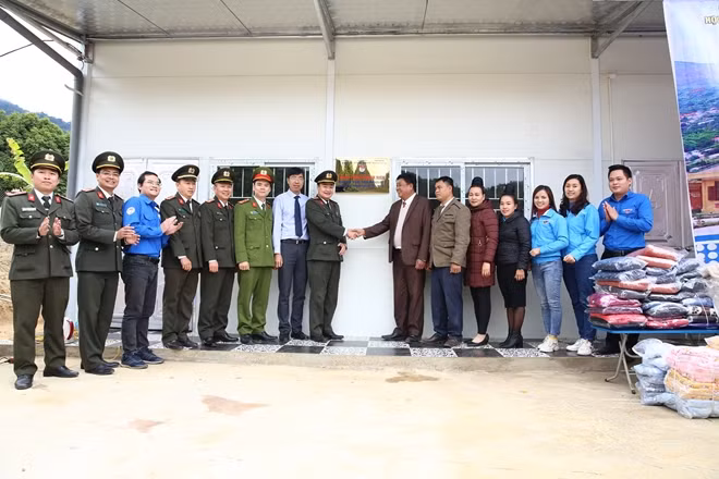 Đại diện Đoàn thanh niên 3 đơn vị tiến hành bàn giao công trình điểm trường.