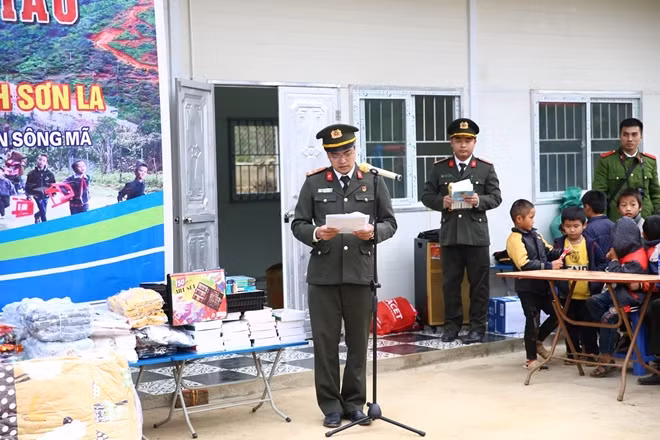 Thượng úy Trần Văn Bình, Bí thư Đoàn Thanh niên Học viện Chính trị CAND phát biểu tại buổi lễ.