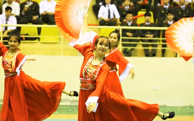 Vẻ duyên dáng của nữ sinh Chuyên khoa 2.