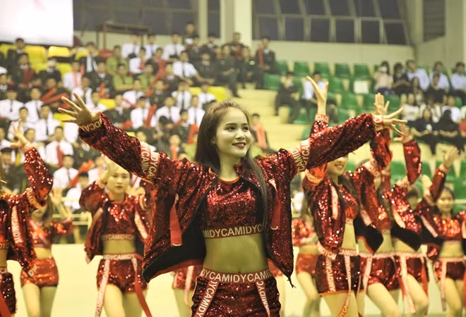 Nữ du học sinh Lào khỏe khoắn và đầy tự tin trong phần thi của mình.