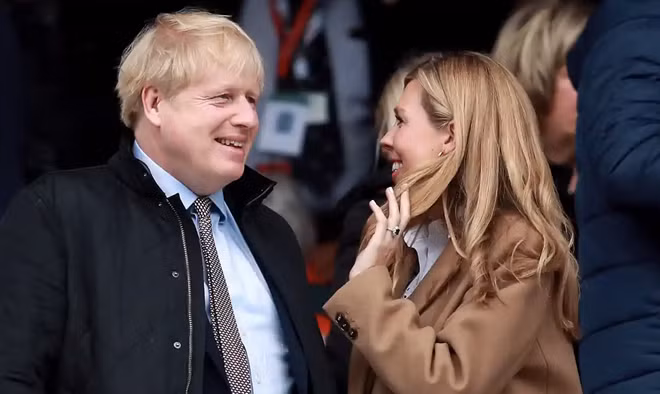 Thủ tướng Anh Boris Johnson và vị hôn thê Carrie Symonds. (Ảnh: PA)