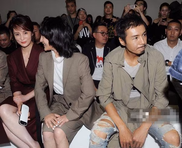 Tại sự kiện, cô còn tình cờ hội ngộ và ngồi cùng hàng ghế với người tình một thời của mình, Phác Thụ. Tại sự kiện, cô còn tình cờ hội ngộ và ngồi cùng hàng ghế với người tình một thời của mình, Phác Thụ.