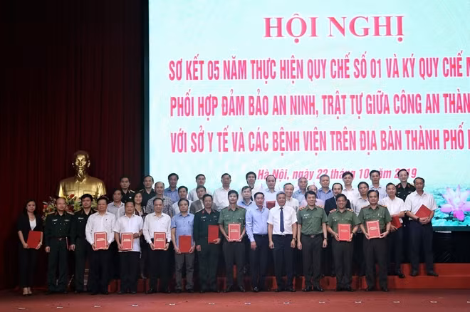 Các đại biểu chụp ảnh lưu niệm.