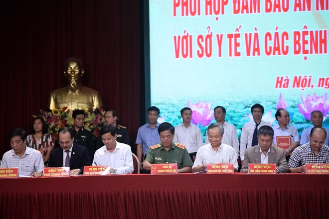 Đại diện lãnh đạo các đơn vị tham gia lễ ký kết quy chế phối hợp mới.